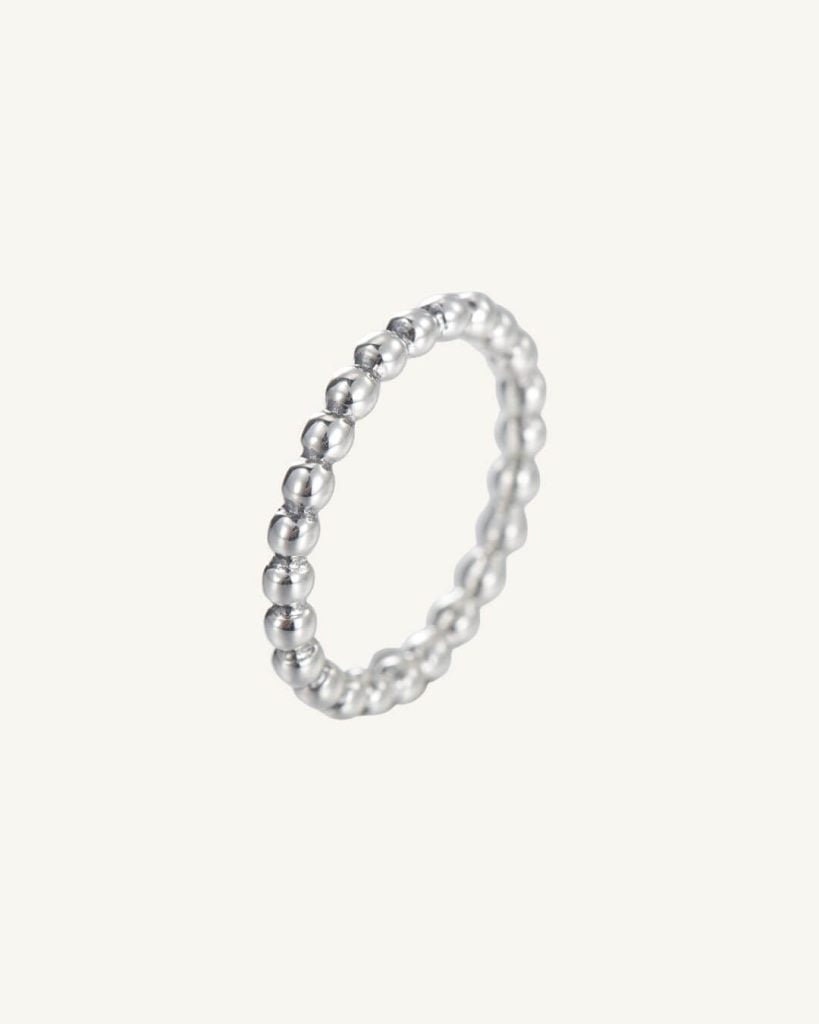 Anillo con diseño de bolitas hecho de plata 925
