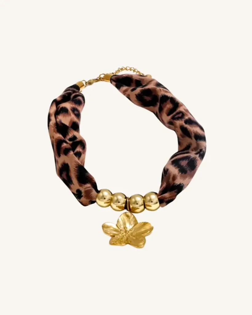 Collar pañuelo animal print Bastet con dije de flor dorada
